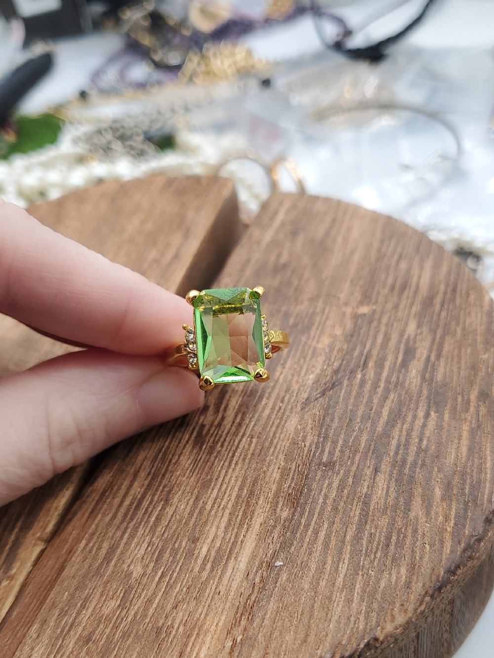 Ring with Rectangular Green Gemstone Size 8 R920 - Picture 3 of 3